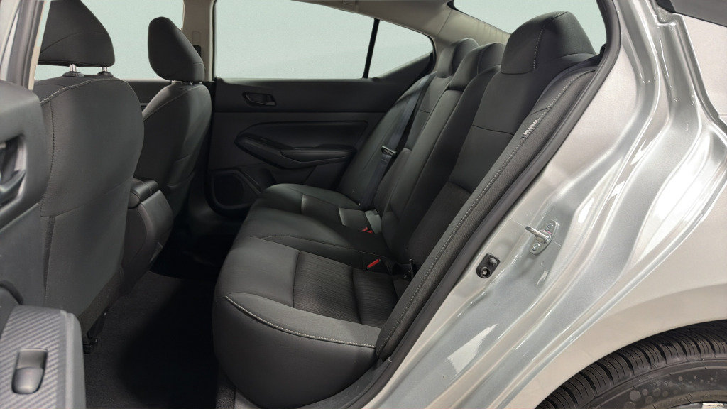 Used 2025 Nissan Altima 2.5 SV FWD image 33