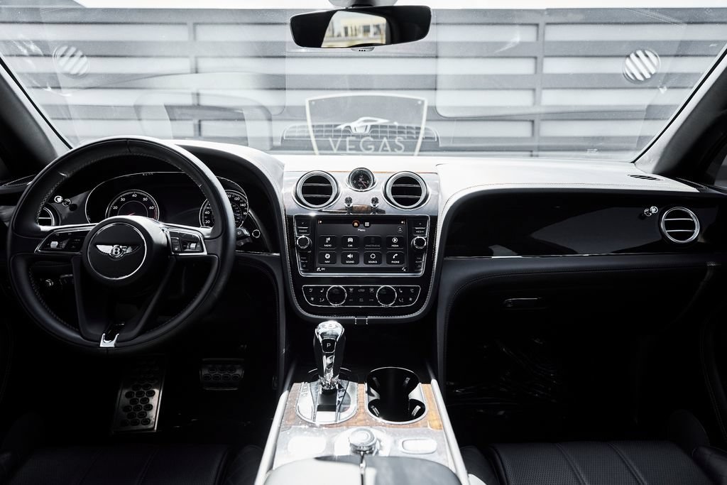 Used 2017 Bentley Bentayga AWD/4WD image 48