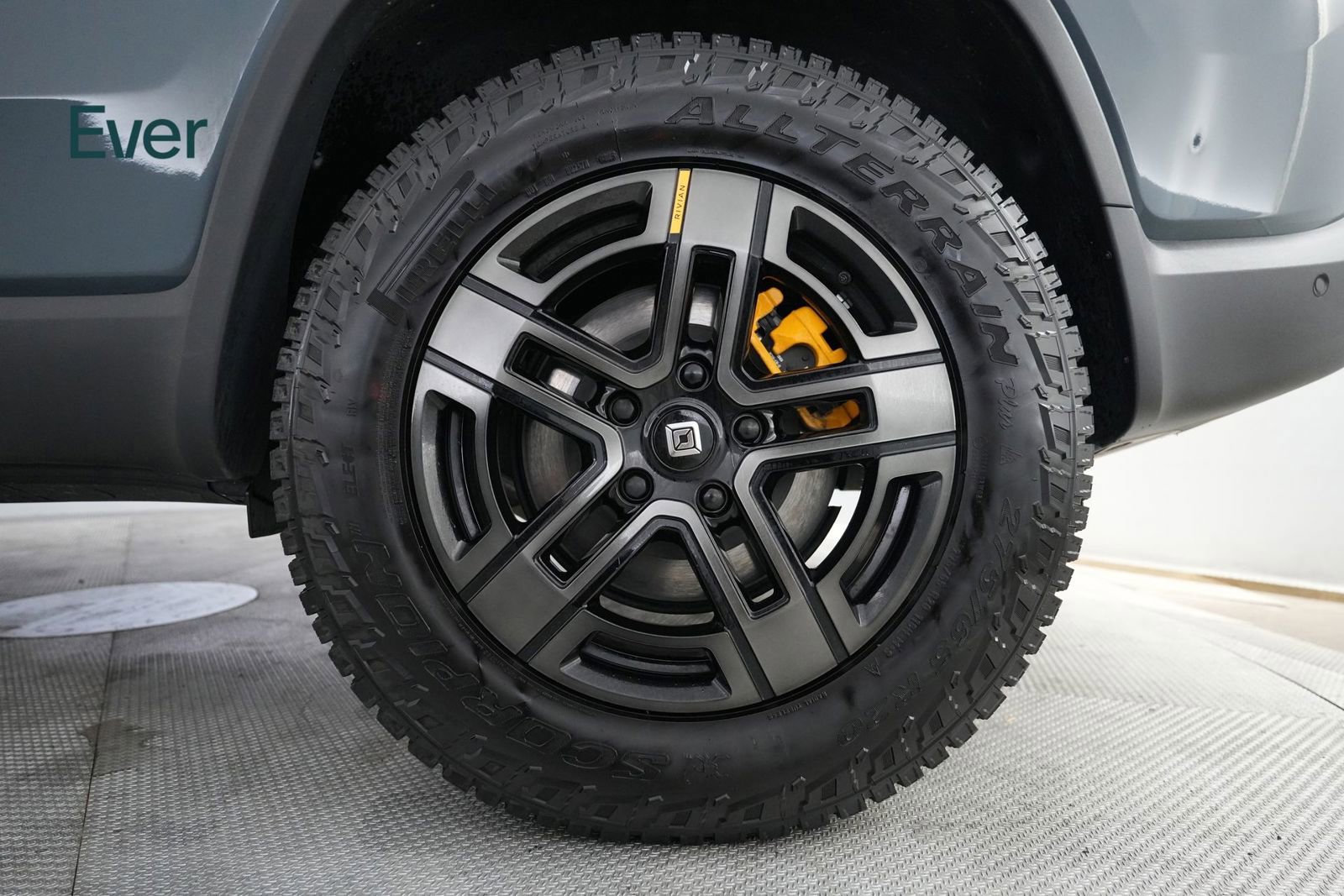 Used 2025 Rivian R1S Premium image 22