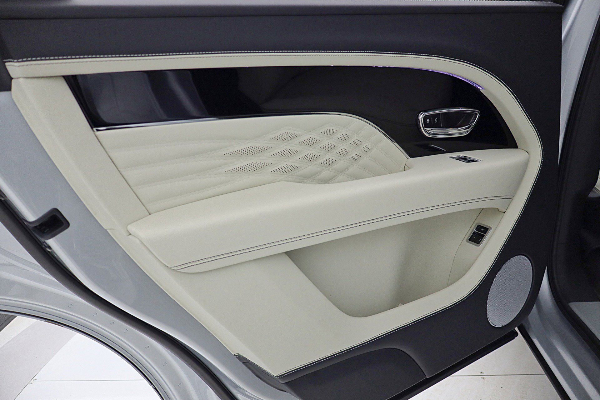 Used 2024 Bentley Bentayga Extended Wheelbase image 53