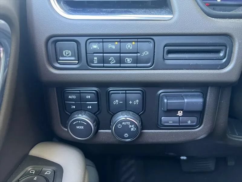 Used 2022 Chevrolet Suburban Z71 w/ Luxury Package AWD/4WD image 31