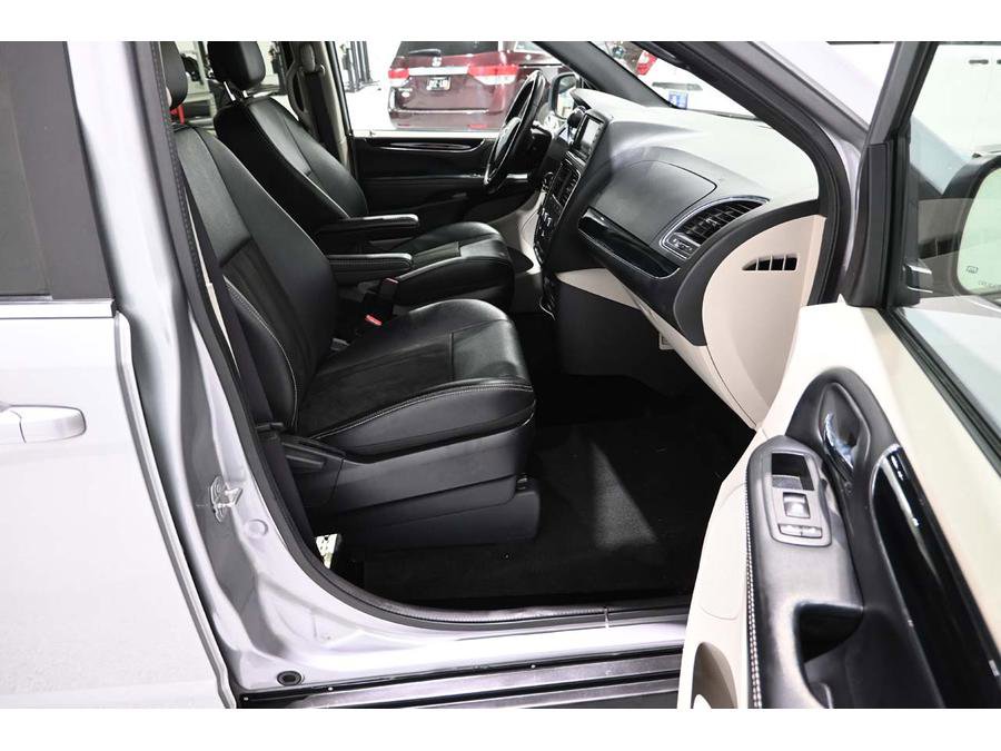 Used 2019 Dodge Grand Caravan SXT image 14