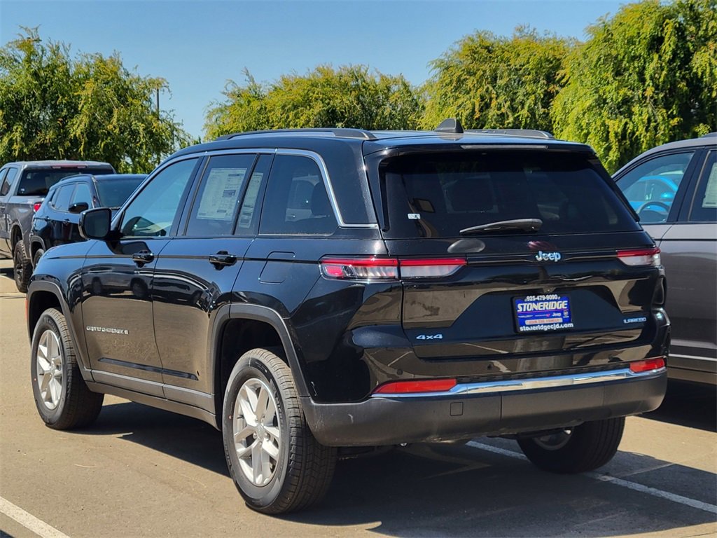 New 2023 Jeep Grand Cherokee Laredo image 3