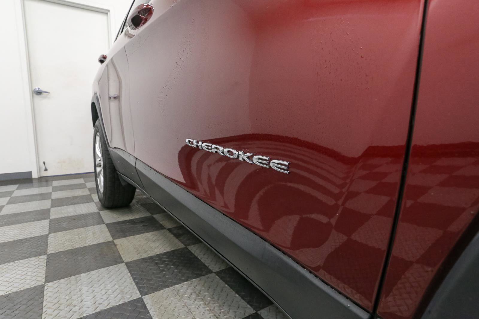 Used 2019 Jeep Cherokee Latitude w/ Popular Appearance Group AWD/4WD image 9