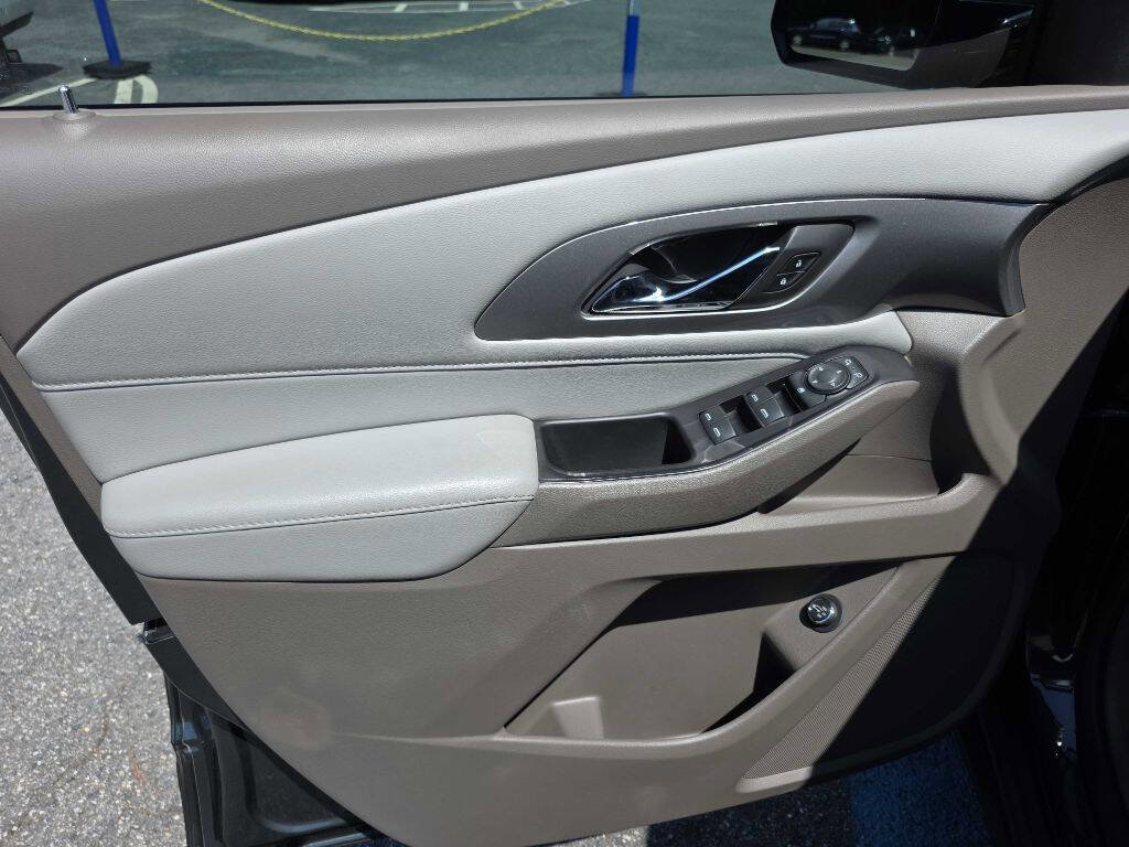 Used 2019 Chevrolet Traverse LT image 12