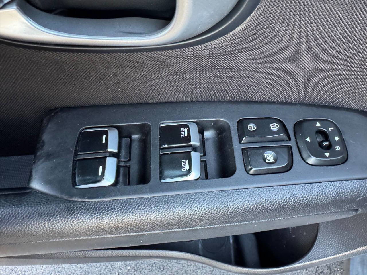 Used 2017 Kia Soul + image 11