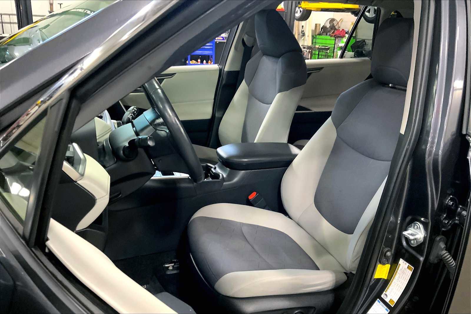 Used 2020 Toyota RAV4 XLE w/ Convenience Package AWD/4WD image 9