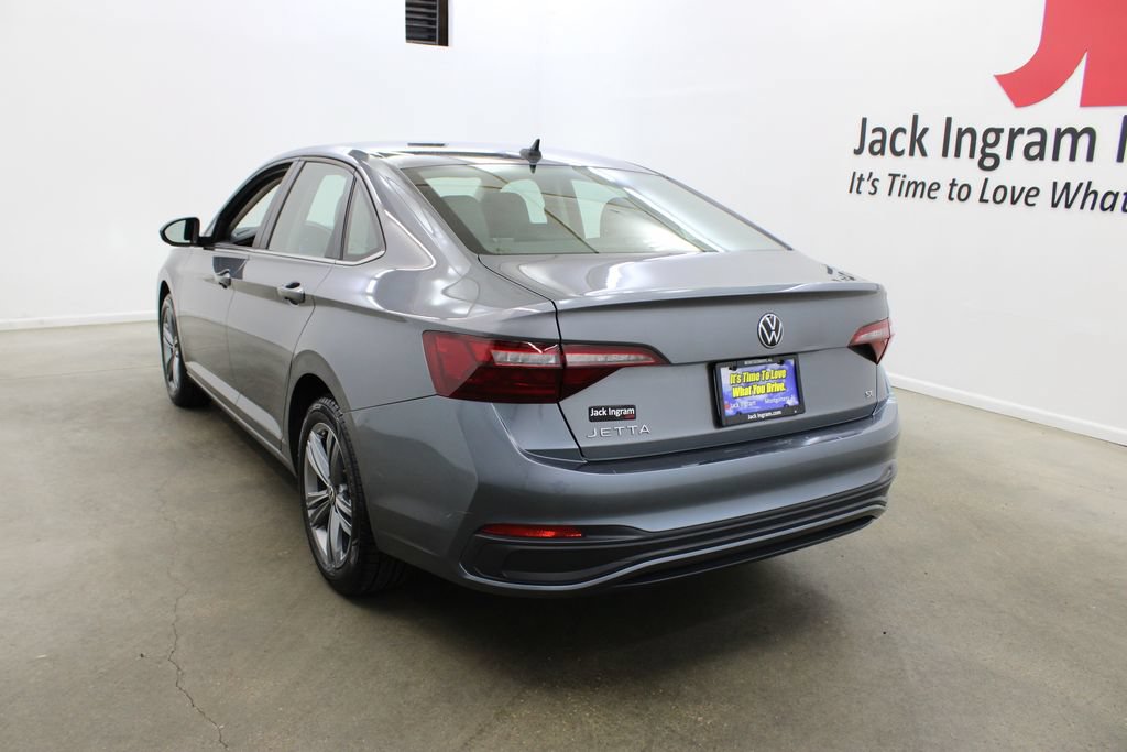 Used 2024 Volkswagen Jetta SE FWD image 3