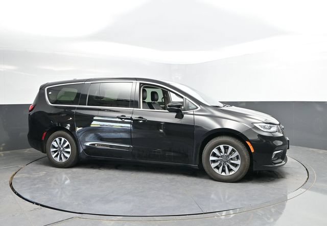 Used 2024 Chrysler Pacifica Limited FWD image 5