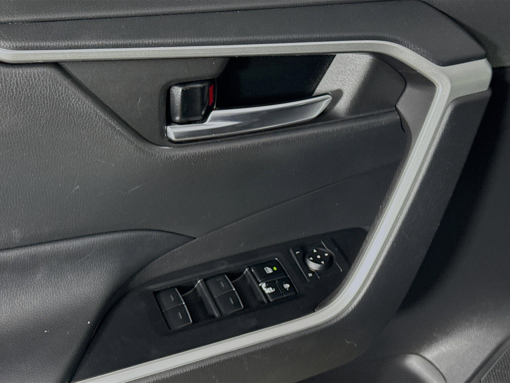 Used 2022 Toyota RAV4 XLE w/ Convenience Package image 24