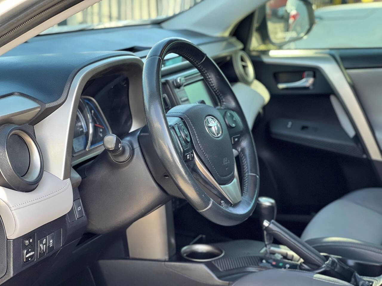 Used 2015 Toyota RAV4 Limited FWD image 22