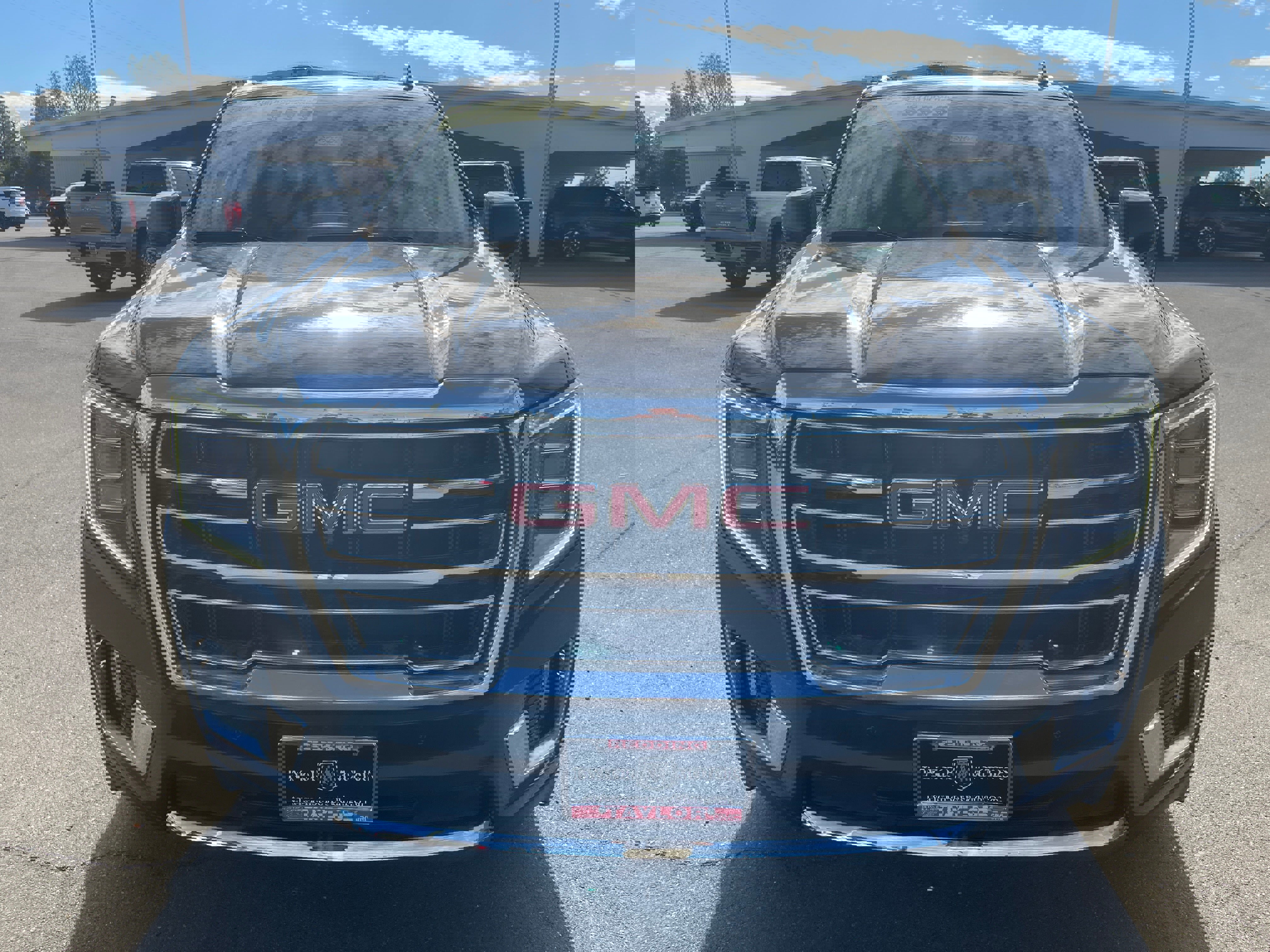 Used 2023 GMC Yukon XL SLT image 2