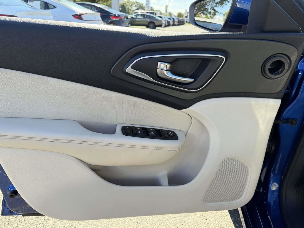 Used 2015 Chrysler 200 Limited w/ Convenience Group FWD image 22