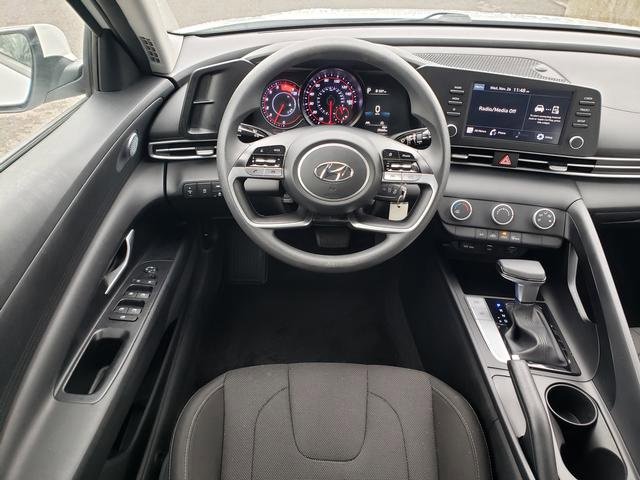 Used 2023 Hyundai Elantra SE w/ Winter Weather Package image 16