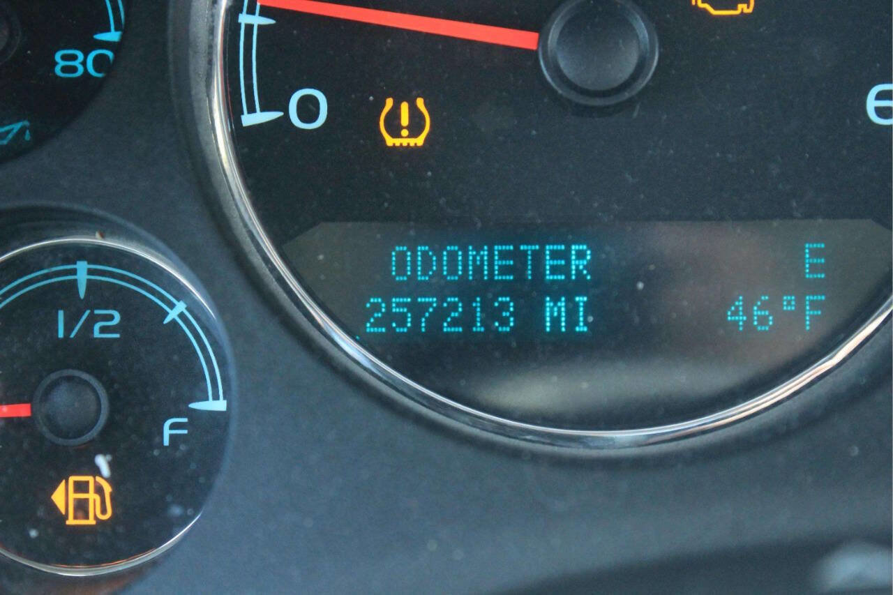 Used 2011 Chevrolet Suburban LTZ RWD image 8