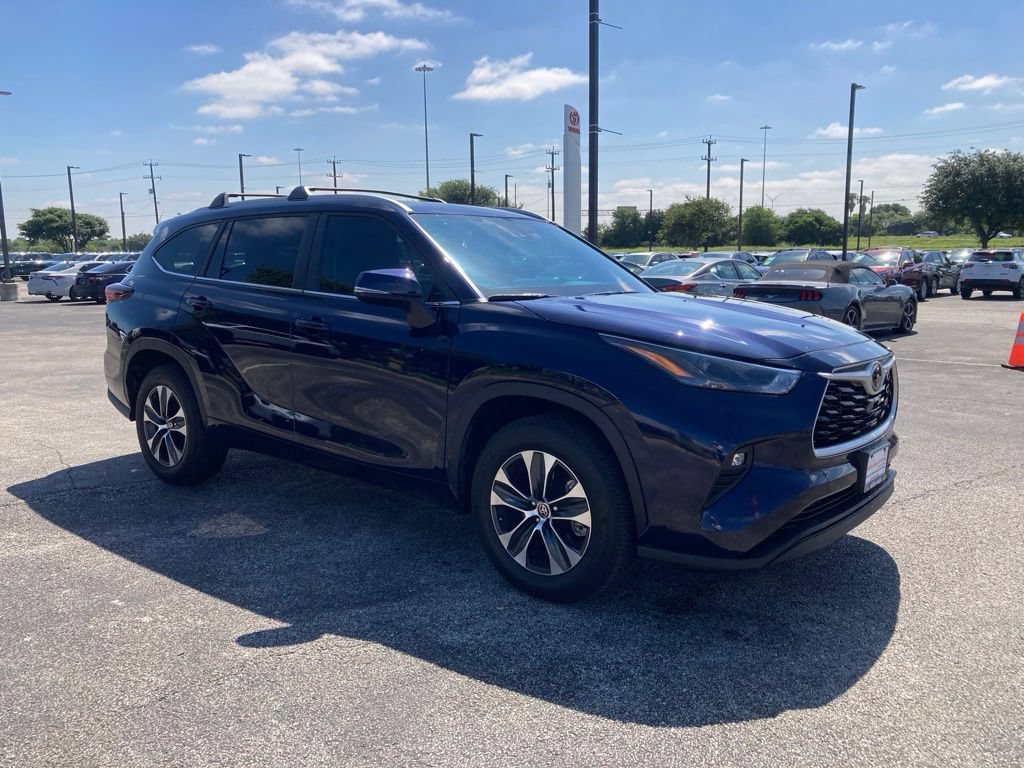 Certified 2025 Toyota Highlander XLE FWD image 3