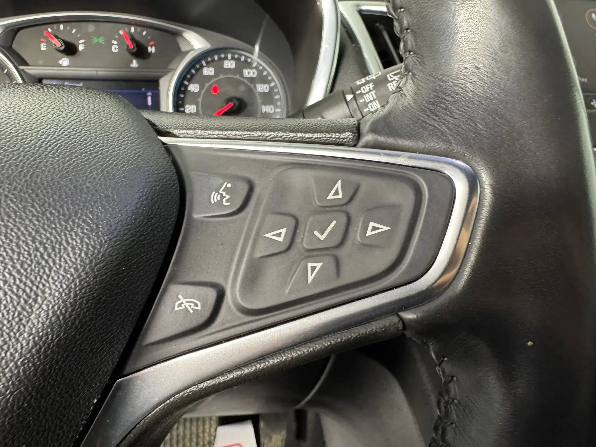Used 2020 Chevrolet Equinox LT w/ Driver Convenience Package FWD image 16