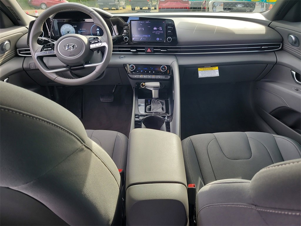 Used 2022 Hyundai Elantra SEL w/ Convenience + Premium Package image 11