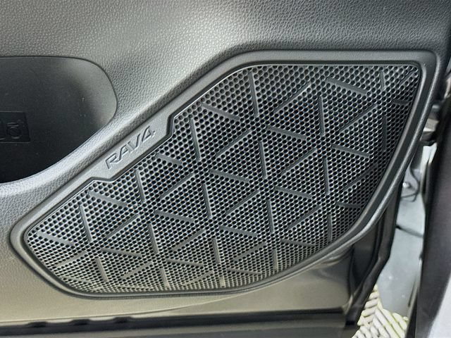 Used 2021 Toyota RAV4 LE AWD/4WD image 14