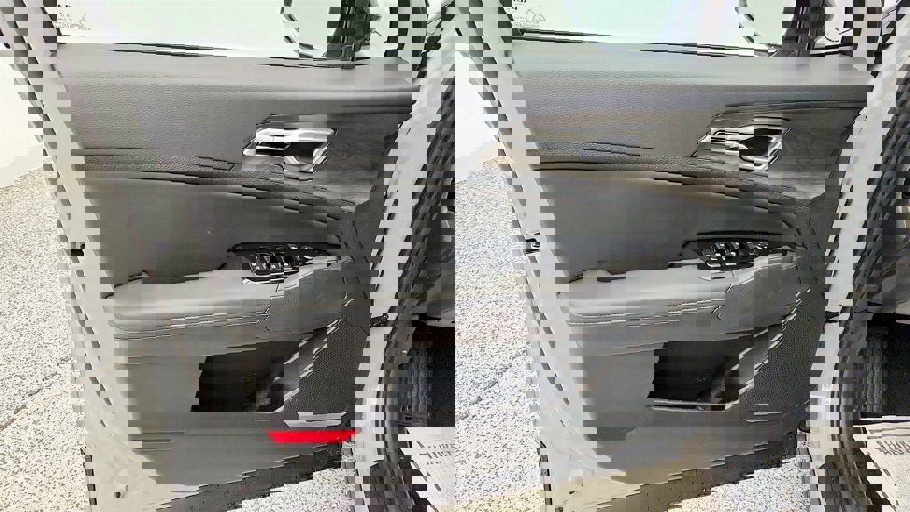 Used 2025 Kia Sportage X-Line w/ Premium Package image 11