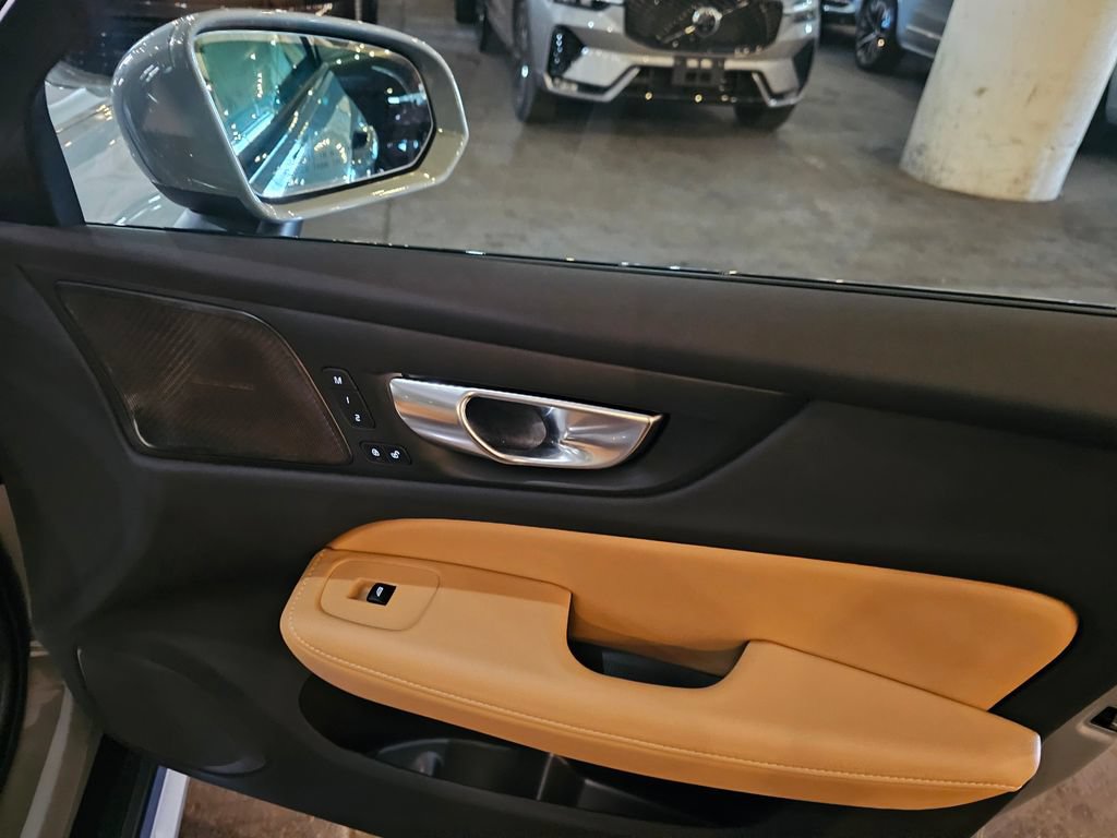 Certified 2025 Volvo V60 B5 Cross Country Ultra AWD/4WD image 11