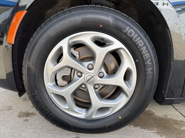 Used 2023 Chrysler Pacifica Limited AWD/4WD image 12
