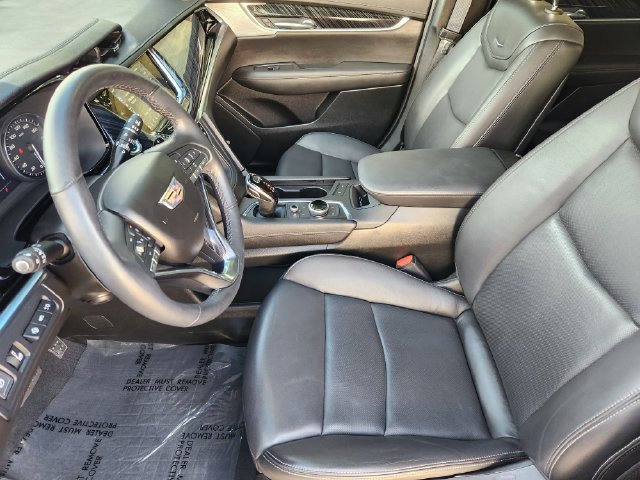 Used 2025 Cadillac XT6 Premium Luxury w/ Technology Package FWD image 4