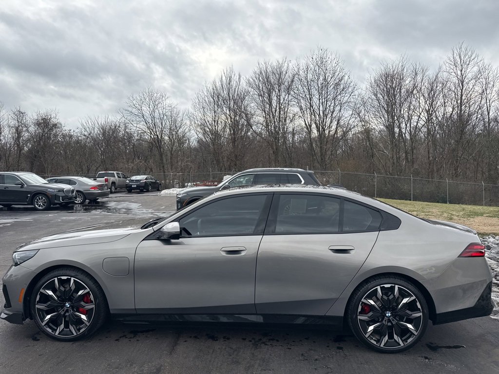 Used 2026 BMW 550e xDrive image 2
