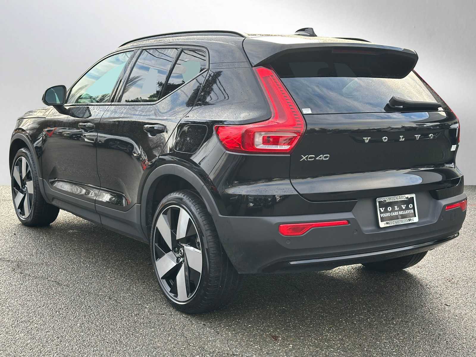 Used 2023 Volvo XC40 Recharge Plus image 5
