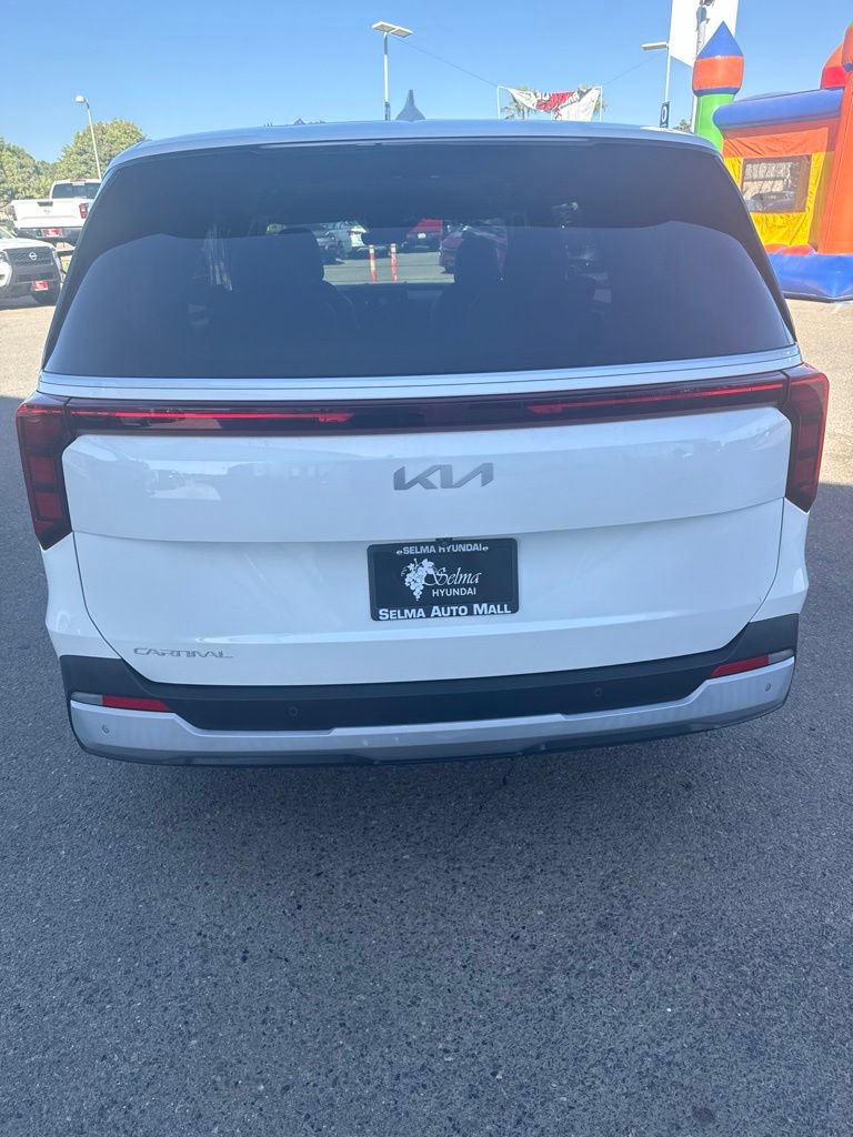 Used 2025 Kia Carnival FWD image 3