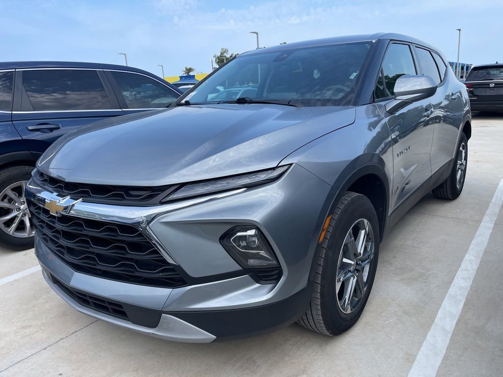 Used 2025 Chevrolet Blazer LT FWD image 1