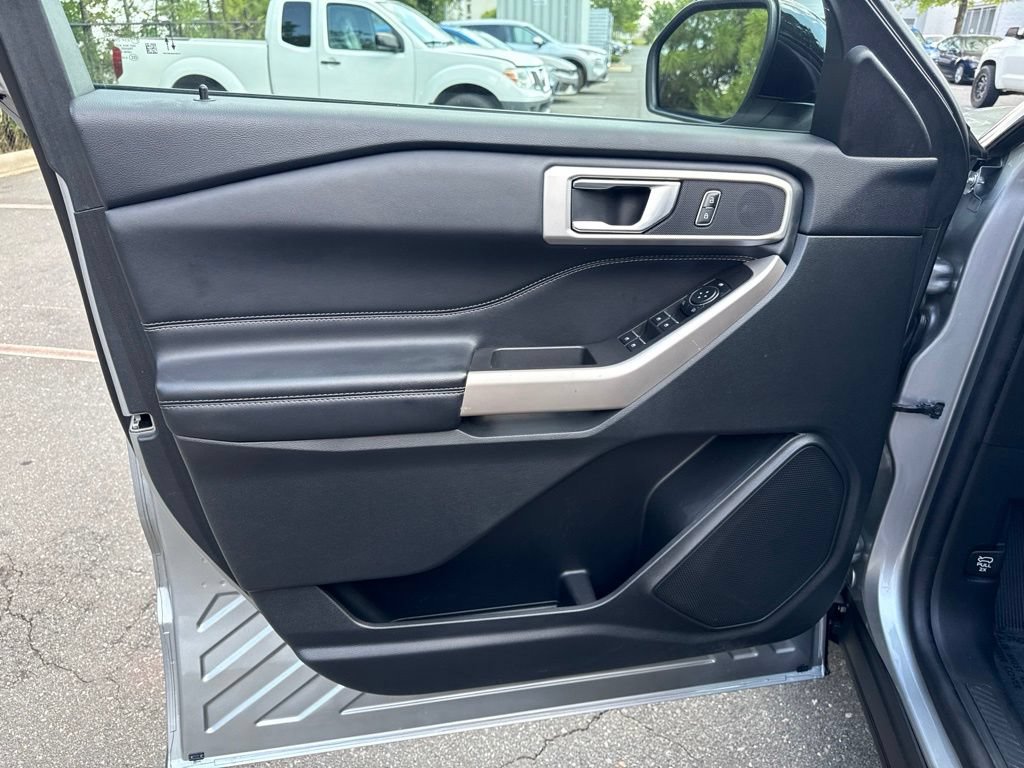 Used 2023 Ford Explorer XLT AWD/4WD image 16