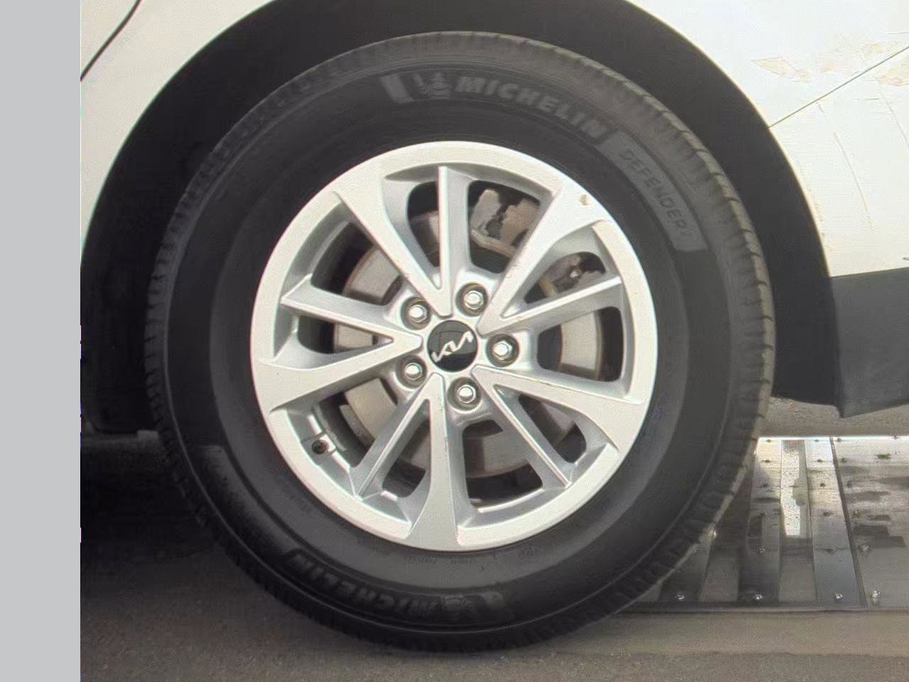 Used 2022 Kia Carnival LX image 8