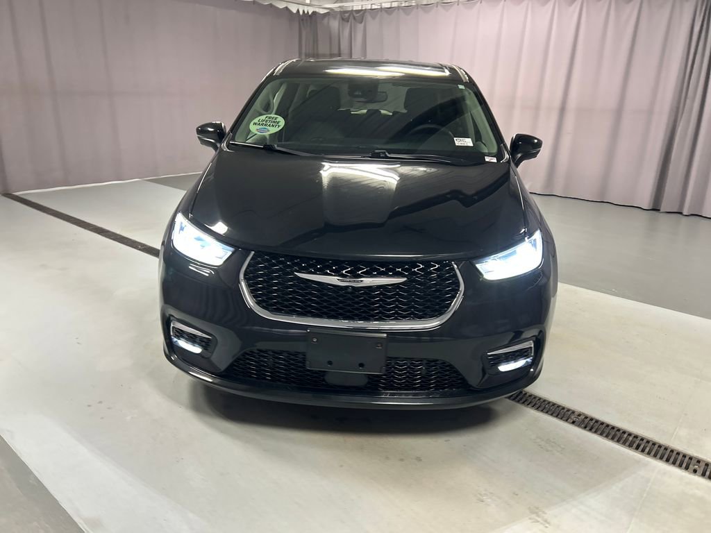 Used 2023 Chrysler Pacifica Touring-L FWD image 2