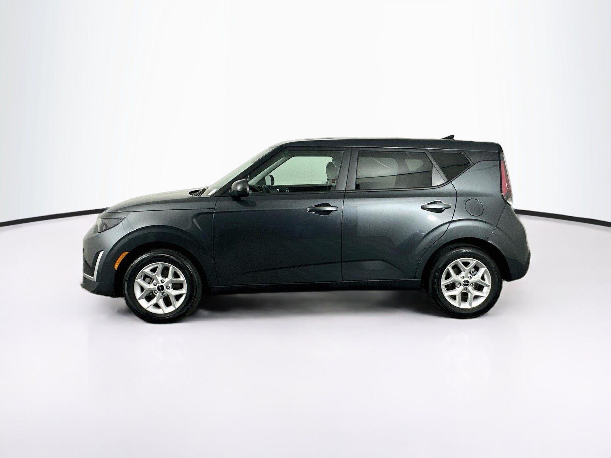 Used 2025 Kia Soul LX w/ LX Technology Package FWD image 4