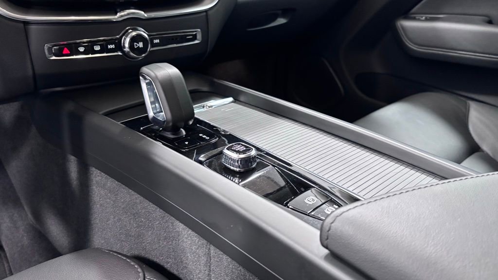 Certified 2025 Volvo XC60 B5 Core AWD/4WD image 15