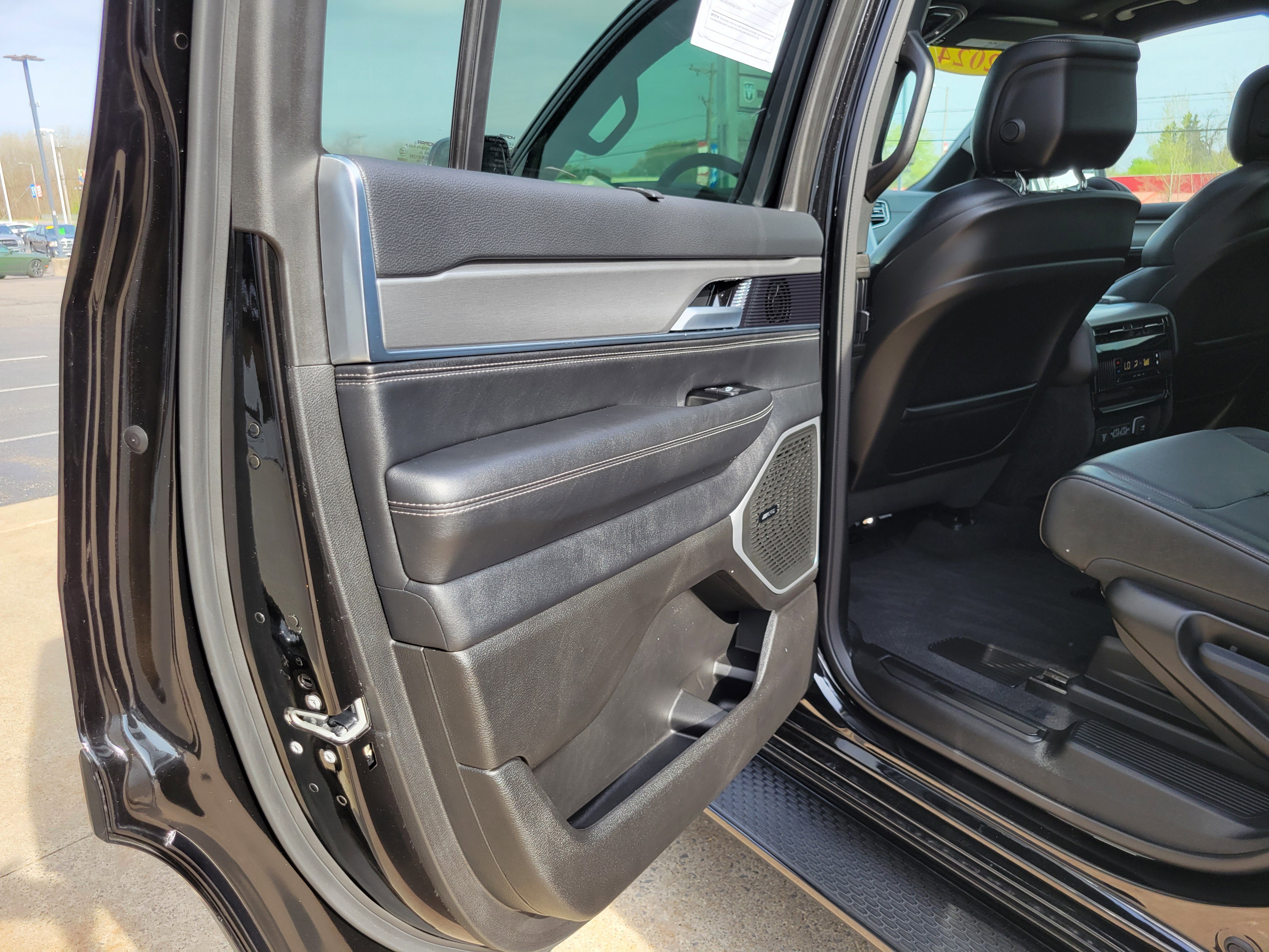Used 2024 Jeep Wagoneer Series II w/ Convenience Group I AWD/4WD image 17