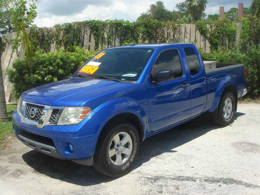Used 2013 Nissan Frontier SV image 2