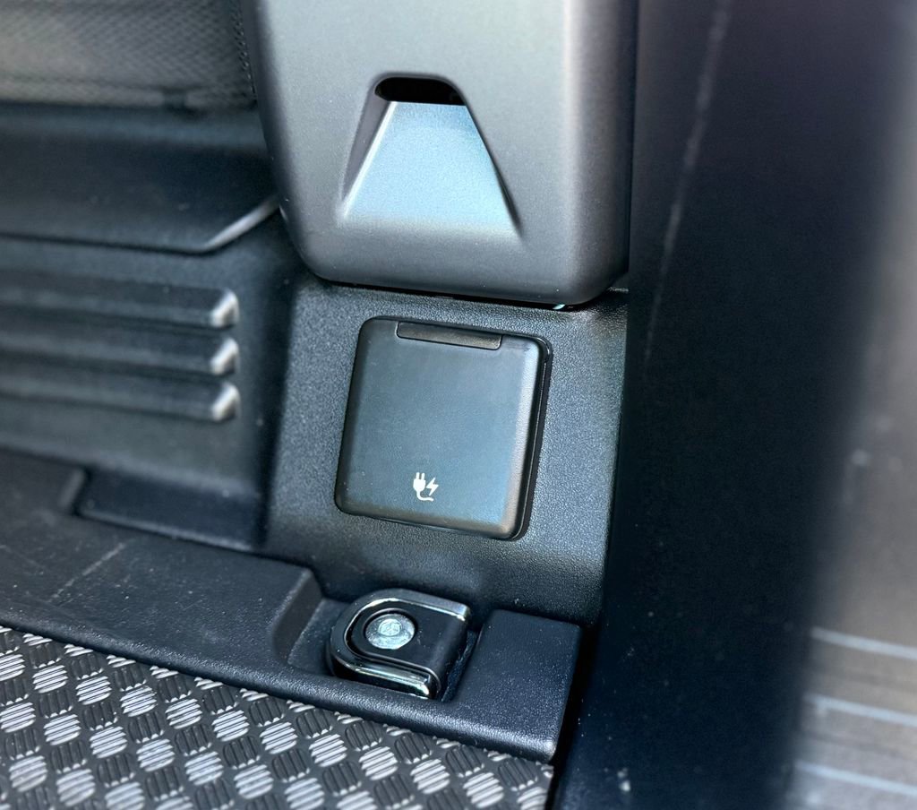 Used 2025 Land Rover Defender 110 S image 32