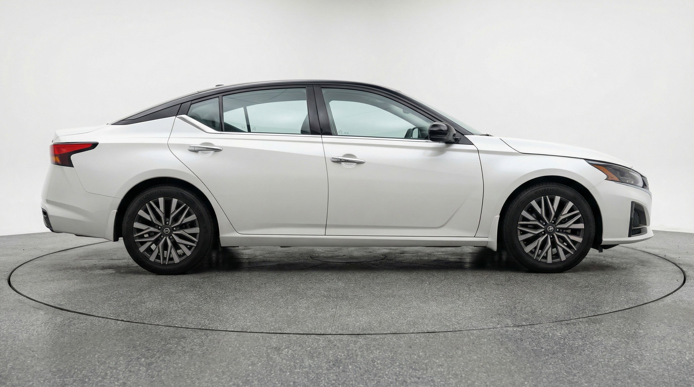 Used 2025 Nissan Altima 2.5 SV image 11