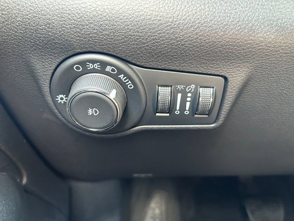 Used 2025 Jeep Compass Latitude w/ Altitude Special Edition AWD/4WD image 19