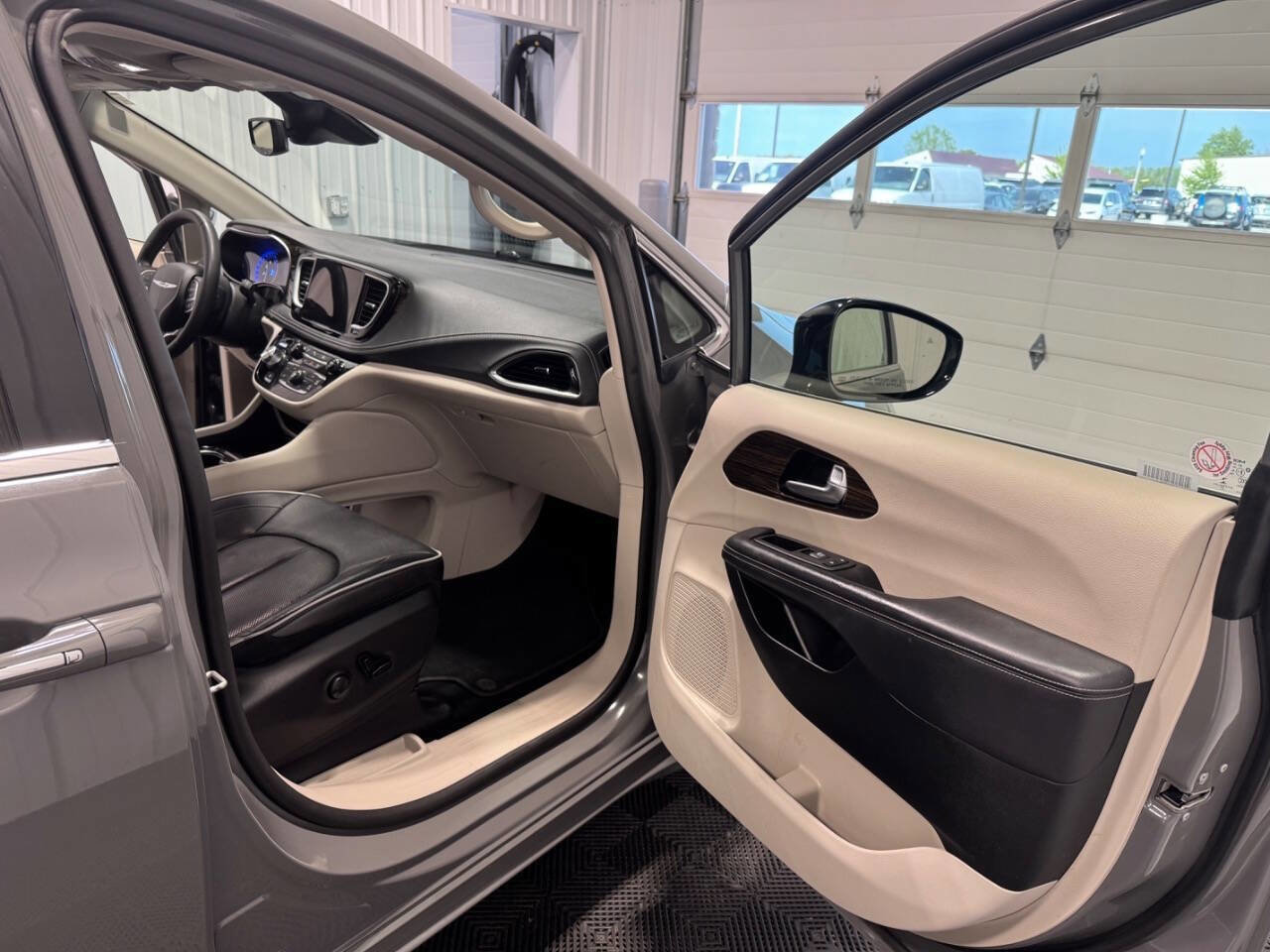 Used 2023 Chrysler Pacifica Limited FWD image 18