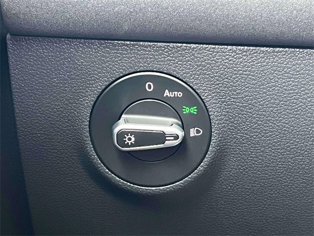 Used 2025 Volkswagen Taos SE image 21