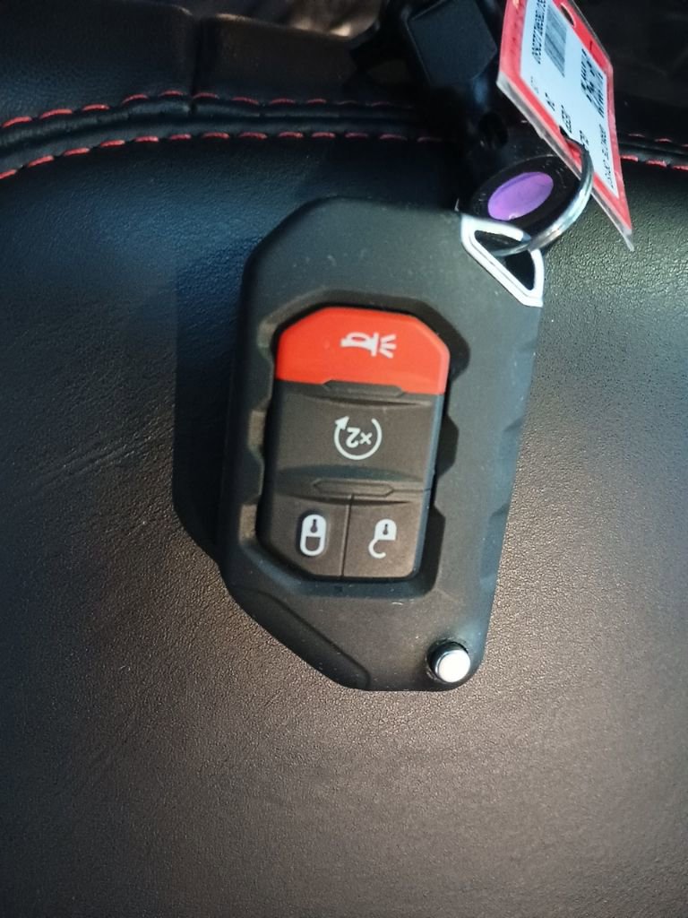 Used 2024 Jeep Gladiator Rubicon w/ Technology Group image 18