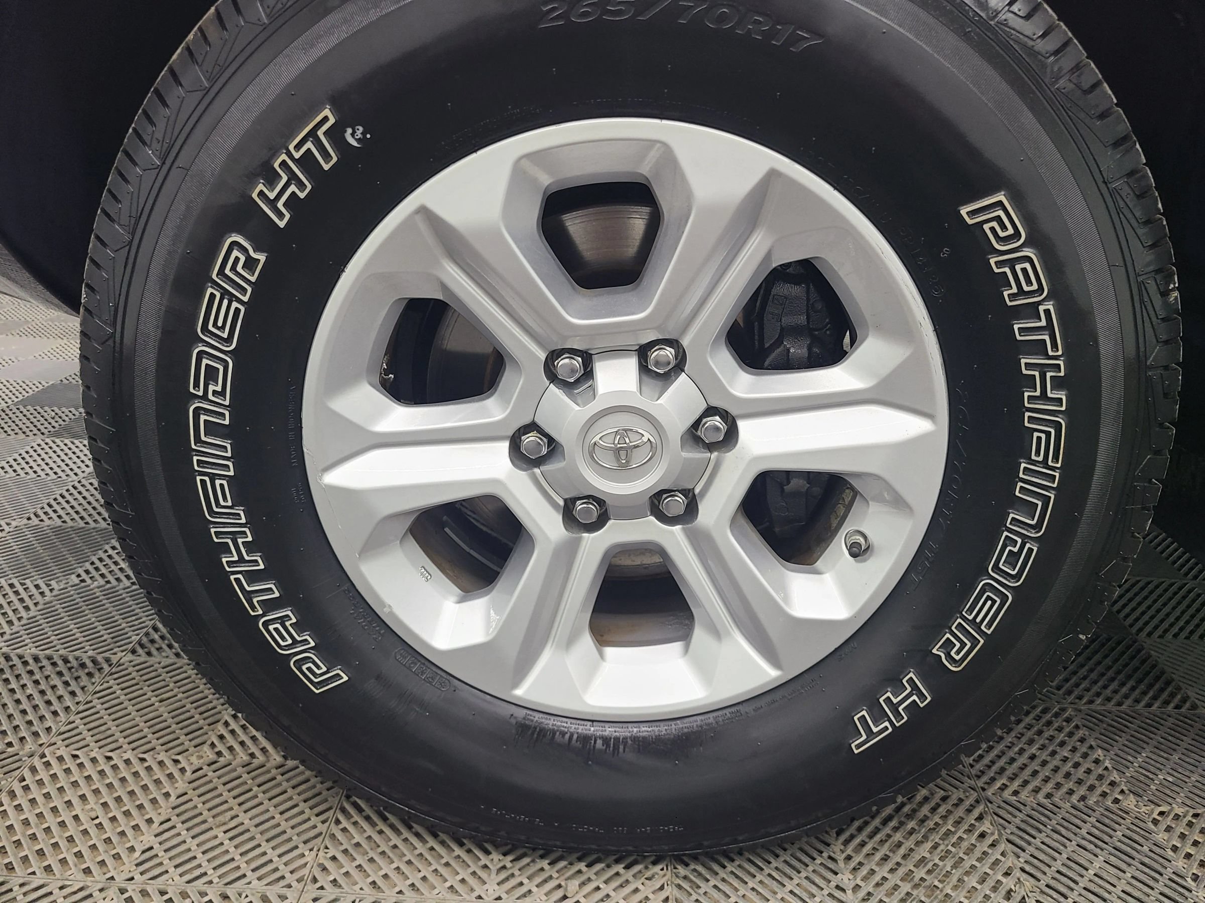 Used 2017 Toyota 4Runner SR5 AWD/4WD image 18