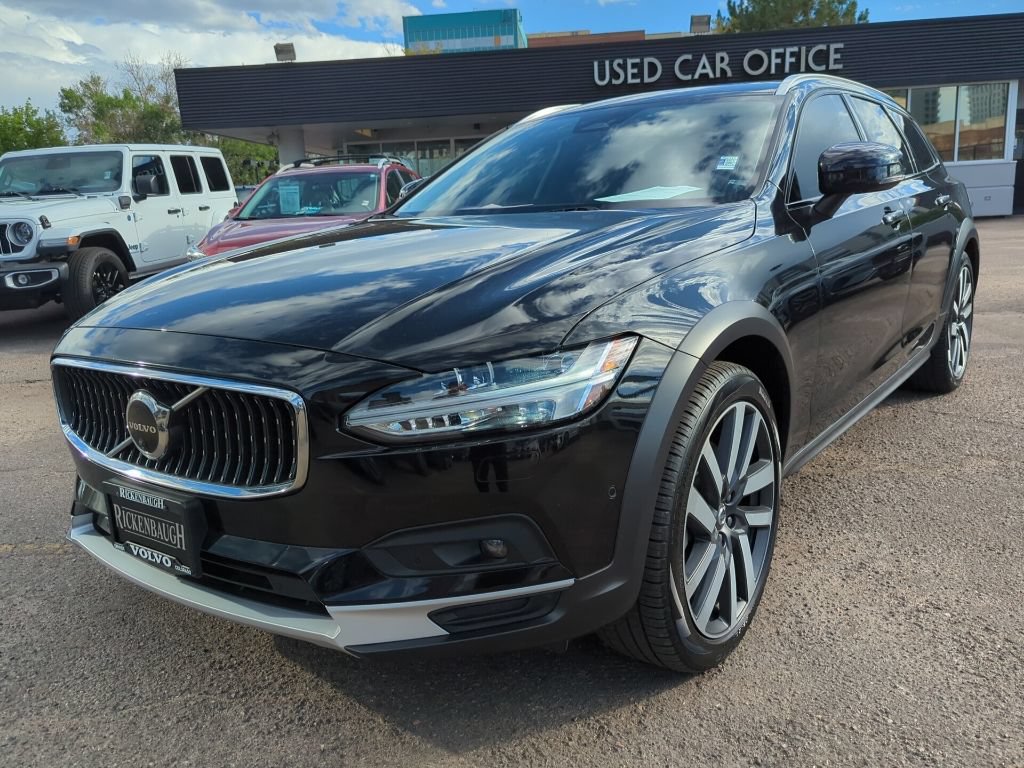 Used 2023 Volvo V90 B6 Cross Country Ultimate w/ Climate Package AWD/4WD image 3