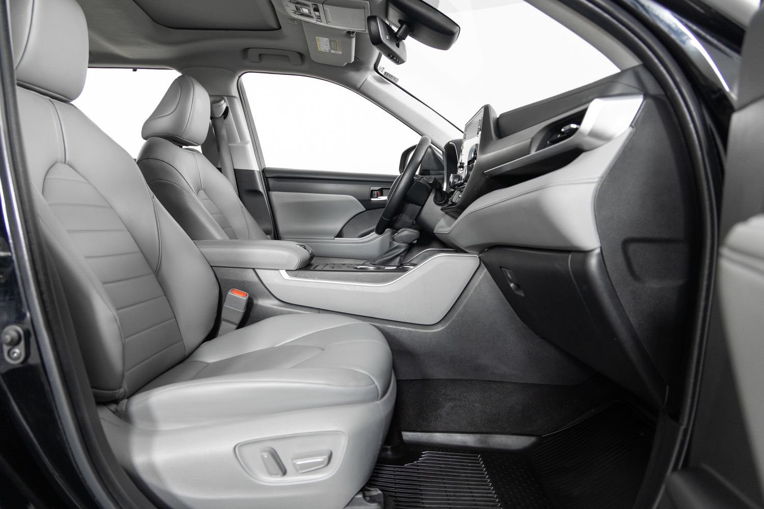 Used 2022 Toyota Highlander XLE AWD/4WD image 28