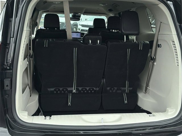 Used 2024 Chrysler Pacifica Touring-L image 39