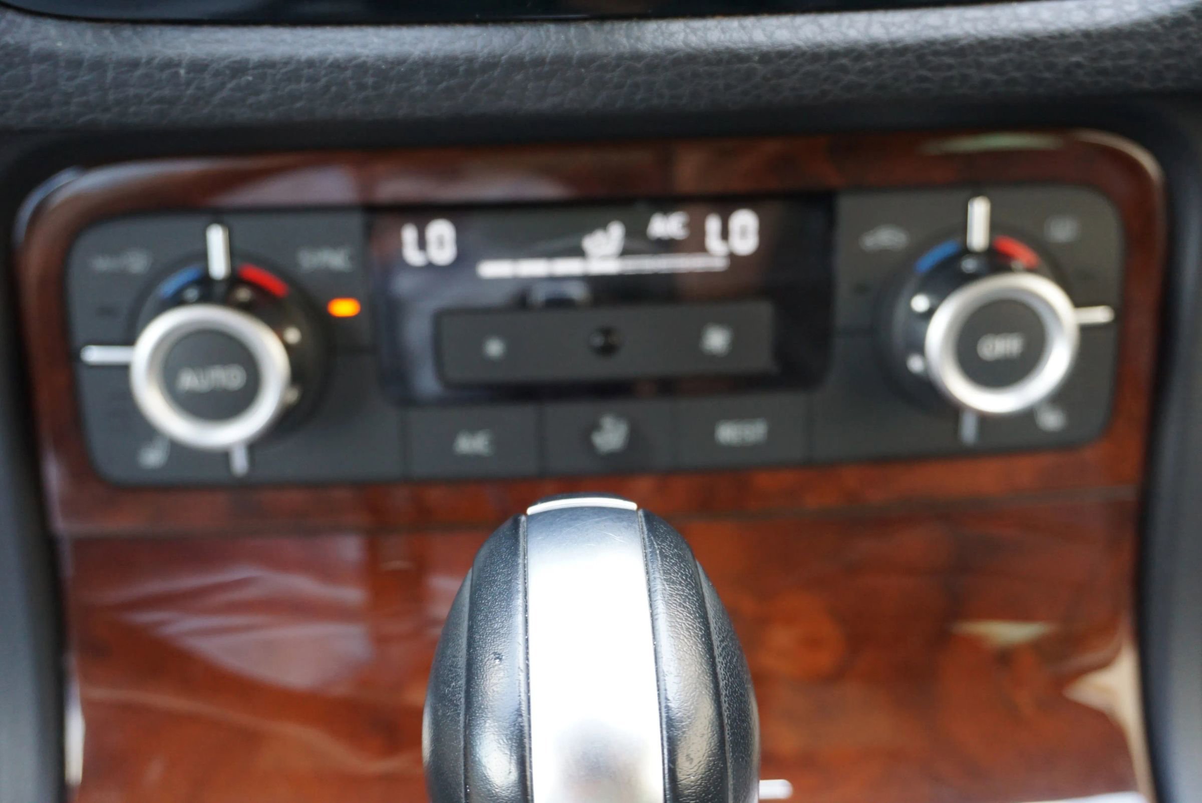 Used 2014 Volkswagen Touareg Sport image 30