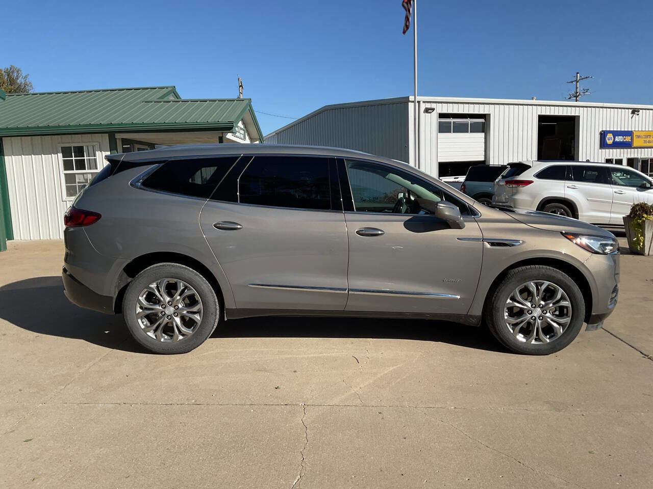 Used 2019 Buick Enclave Avenir w/ Avenir Technology Package image 2